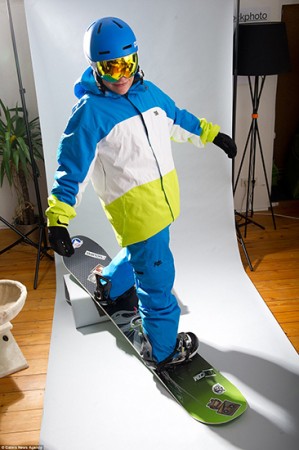 2DF0B7FC00000578-3296675-Dad_to_be_Simon_takes_to_his_snowboard_to_make_the_mountainous_m-a-33_1446216352506