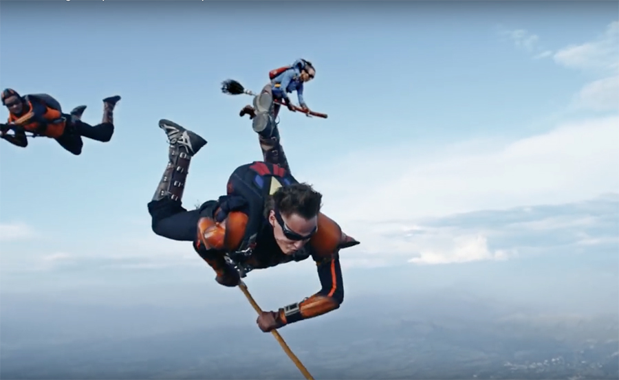 змеево прыжки с парашютом. спортивные парашютисты. парашютист. на высоте 4 км. на высоте 4 км.