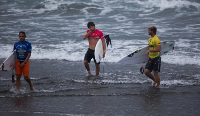 Tales Rodrigues (center), back on the sand after booking for shore, post croc-sighting. Photo: WSL