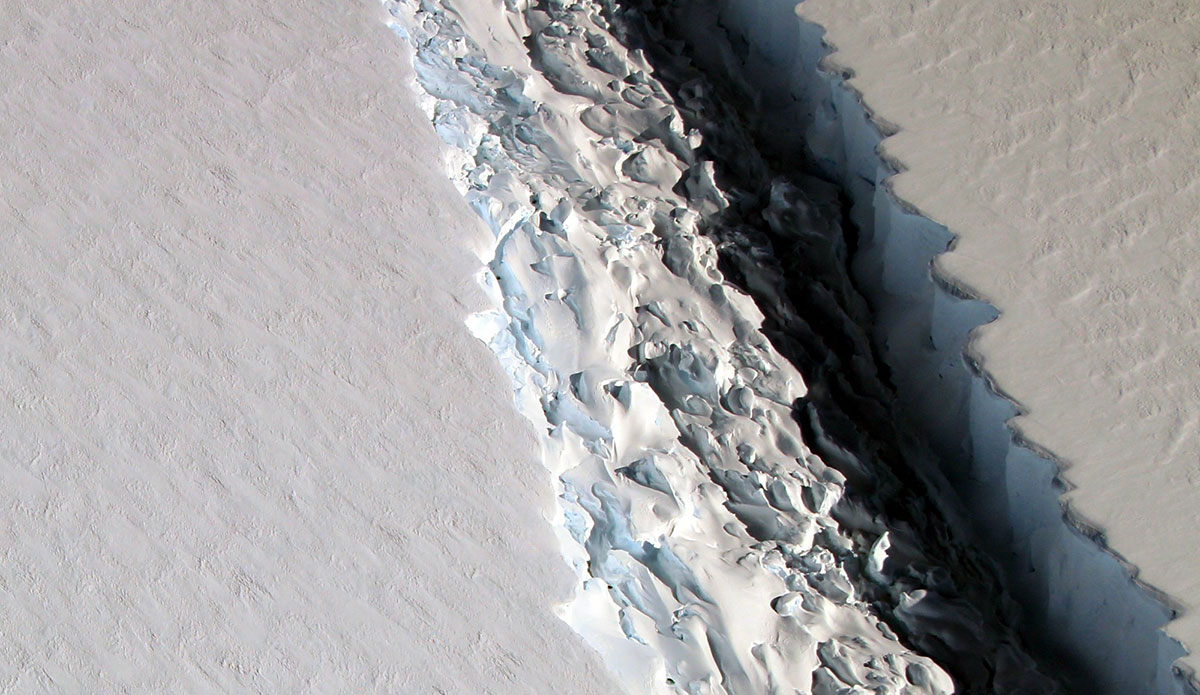 On Nov. 10, 2016, scientists on NASA's IceBridge mission photographed an oblique view of a massive rift in the Antarctic Peninsula's Larsen C ice shelf. Photo: NASA