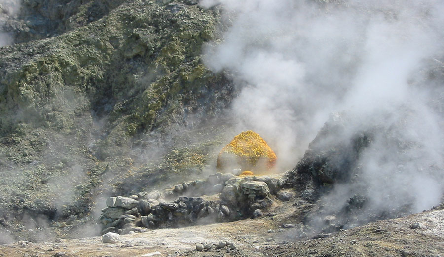 Three members of a visiting family fell into the volcanic crater and died. A fourth stayed behind the barrier and wasn't injured. Image: Wikimedia Commons