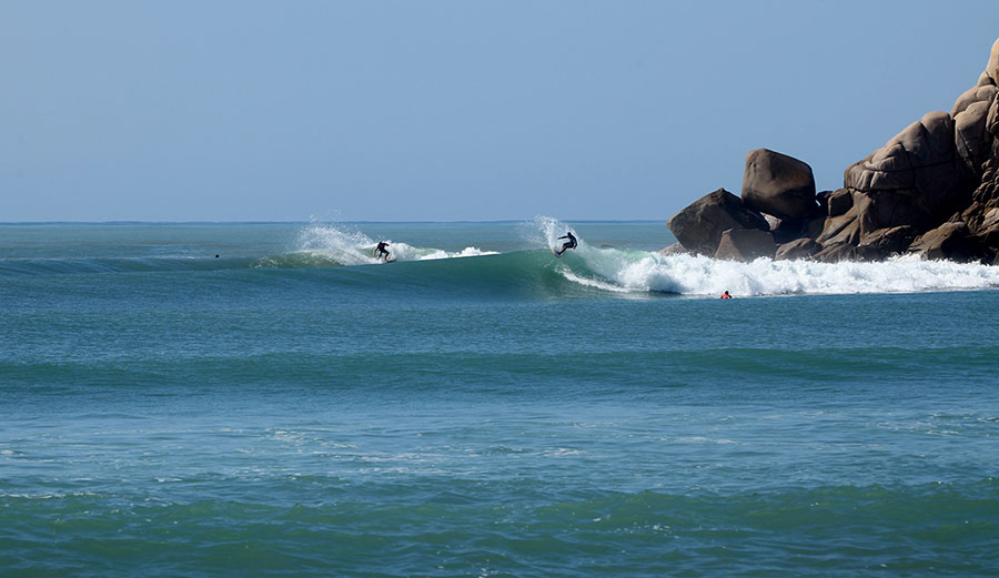 Alex Botelho and João de Macedo enjoying some Mexican fruit, pre-travel warning.