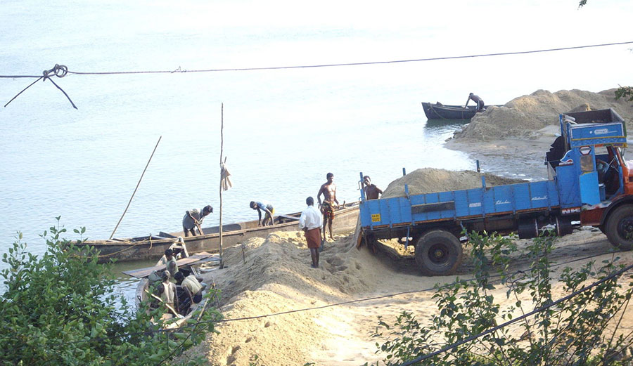 Sand mining on the west side of the Mabukala bridge in Karnataka, India. Image: Rudolph A. Furtado