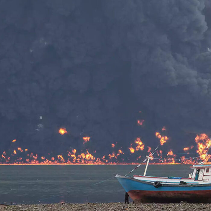 A state of emergency has been declared after the oil spill contaminated the sea and choked the air with thick black smoke. Photo: Paksi Sandang Prabowo/Kaltim Post/Greenpeace
