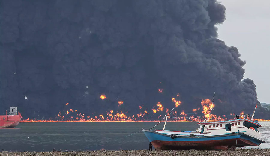 A state of emergency has been declared after the oil spill contaminated the sea and choked the air with thick black smoke. Photo: Paksi Sandang Prabowo/Kaltim Post/Greenpeace