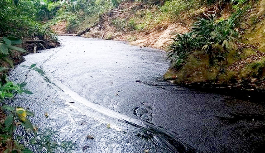 Ecopetrol spilled some 23,000 gallons of crude oil into the Rio Magdalena. Image: Ecowatch