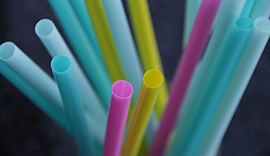 California Governor Jerry Brown signed a bill into law on Thursday that would prohibit full service restaurants from automatically serving drinks with plastic straws. Photo: Pixabay