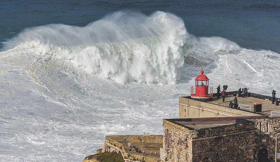 Big waves Praia Do Norte Nazaré