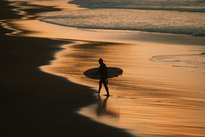 Surfing, unsplash. César Couto