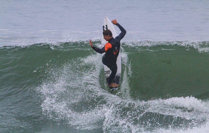 Surfing turn with tailpad traction