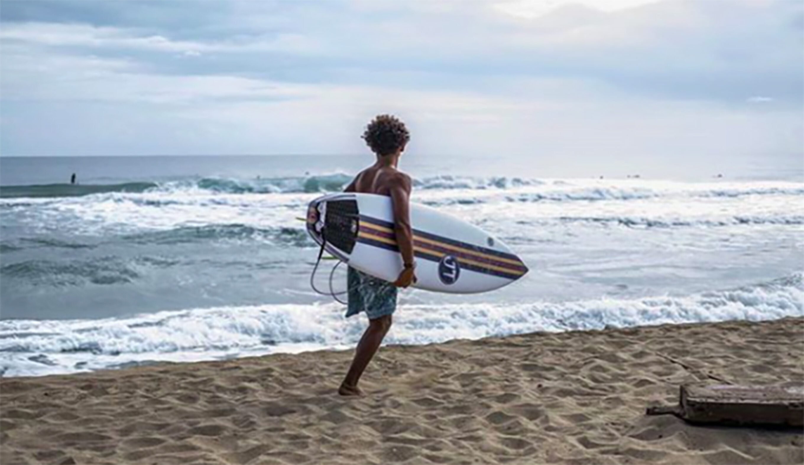 Amputee surfer Dariel Meléndez Dávila looks at the waves