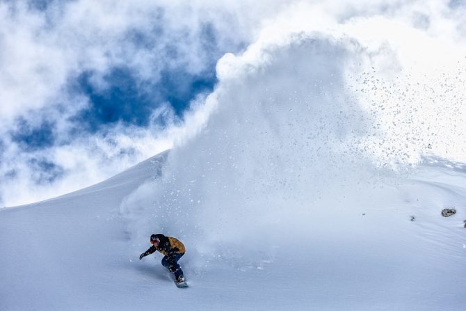 Victor De le Rue heli boarding at Silvertip Lodge