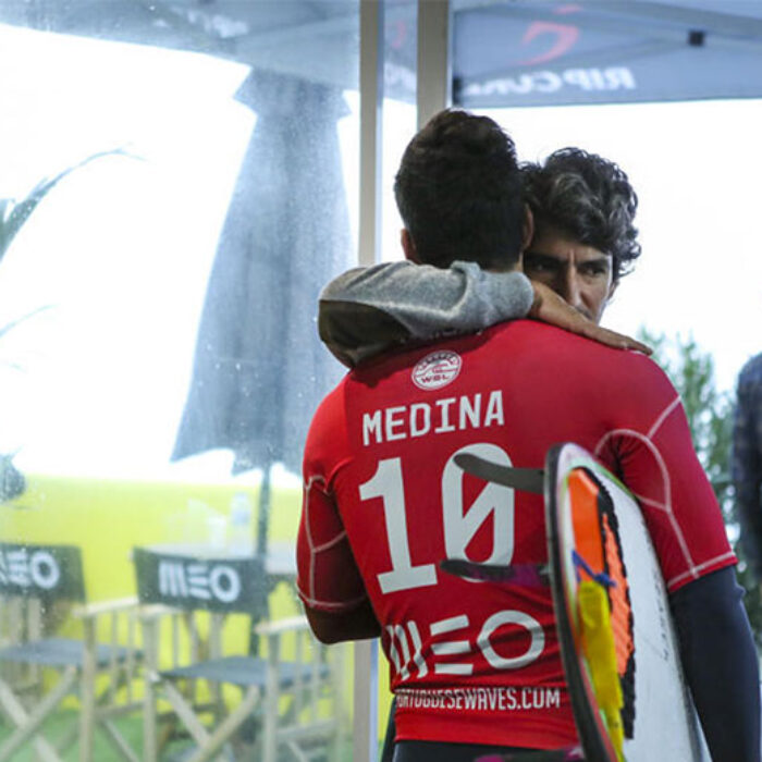 Charlie Rodrigues hugging Gabriel Medina