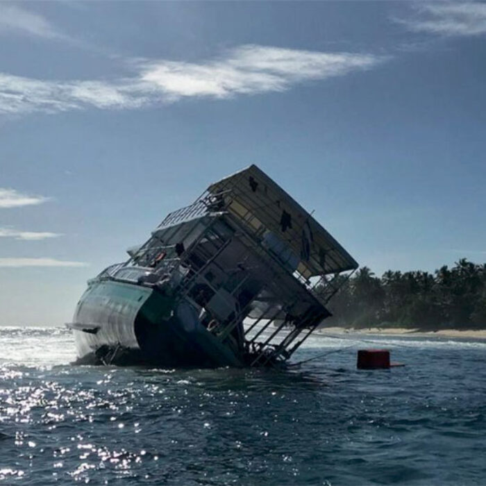 Surf charter wreck at Lance's Right