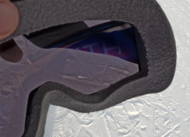 Looking inside the frame of the smith squad imprint snowboard goggles