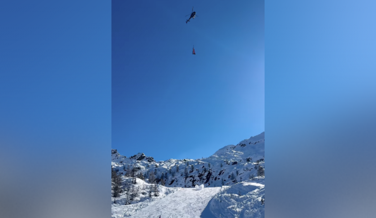 Watch Helicopter Drop Unknown Metal Canister Onto a Groomer - Vimarsana News