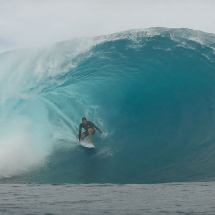 Leonardo Fioravanti surfing teahupoo