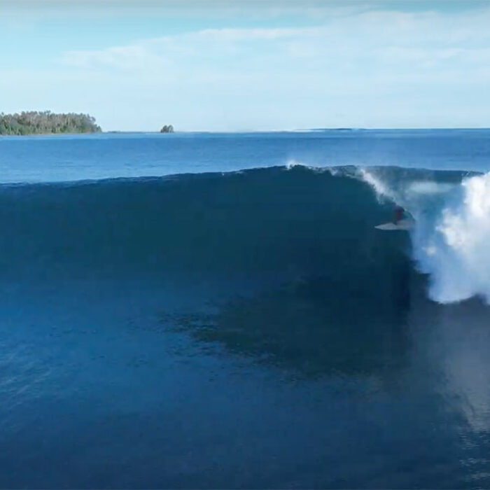 Nias surfing