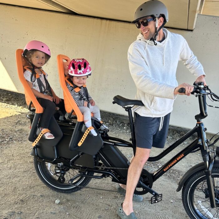 RadWagon 5 transports a family to the beach