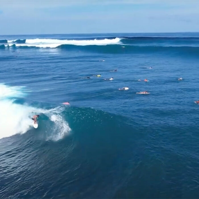 Uluwatu surfing