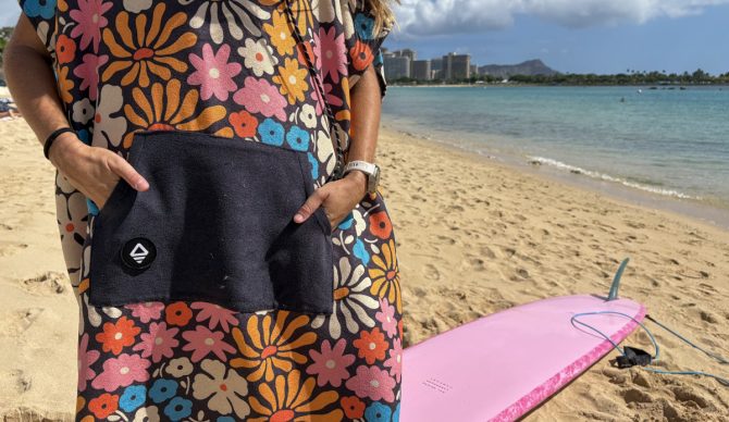 close up of the nomadix surf poncho pocket