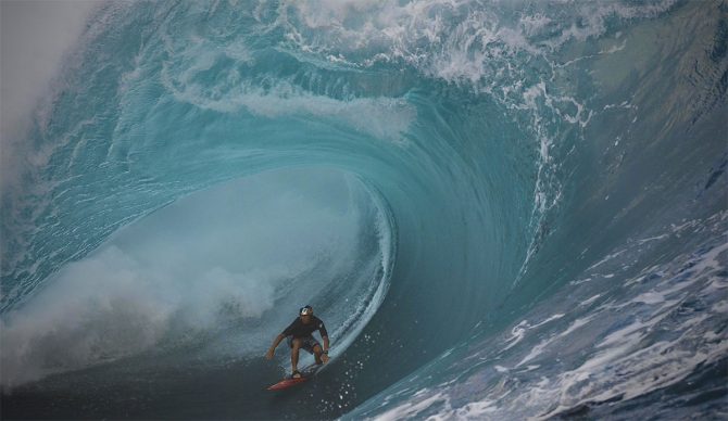 Teahupo'o surfing
