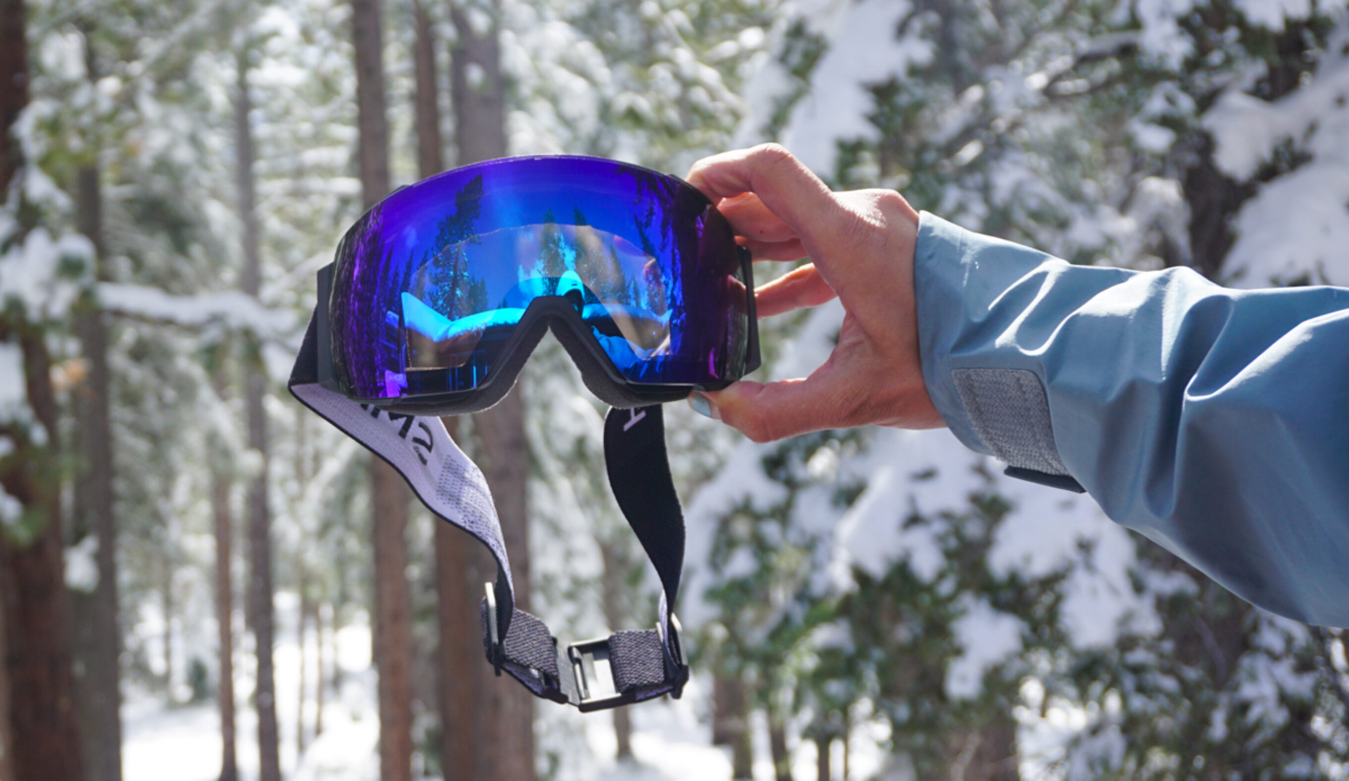 Smith I/O Mag Goggles on snowy background