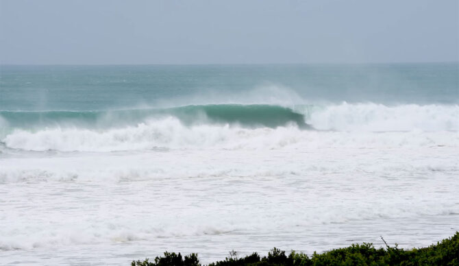 J-Bay waves breaking