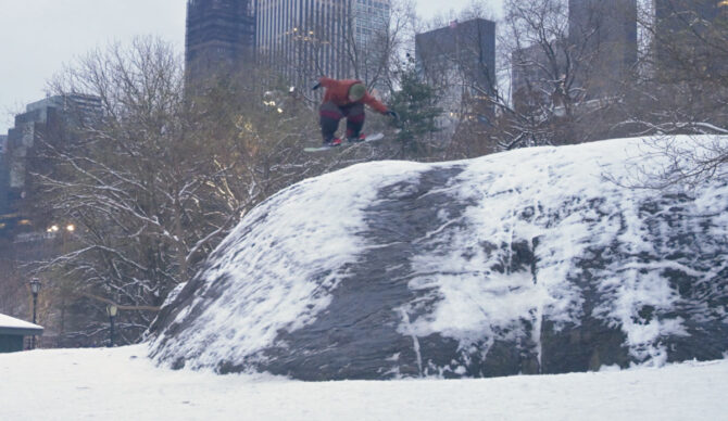 It Snowed in New York City So These Guys Went Snowboarding In Central Park