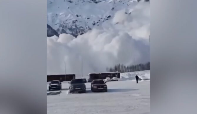 The calm before the chaos as an avalanche approached skiers on Mount Elbrus. Photo: The Sun // YouTube