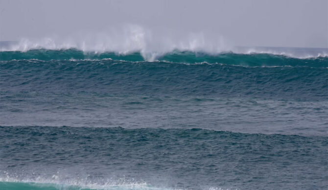 Pipeline waves arriving on the North Shore of Oahu