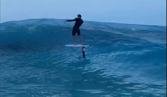 Foiler surfing ADRENA wave pool