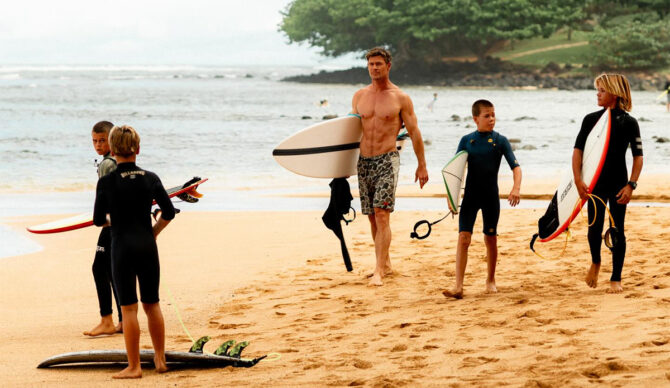 Chris Hemsworth herding a gaggle of groms in Hawaii. Photo: Chris Hemsworth // Instagram