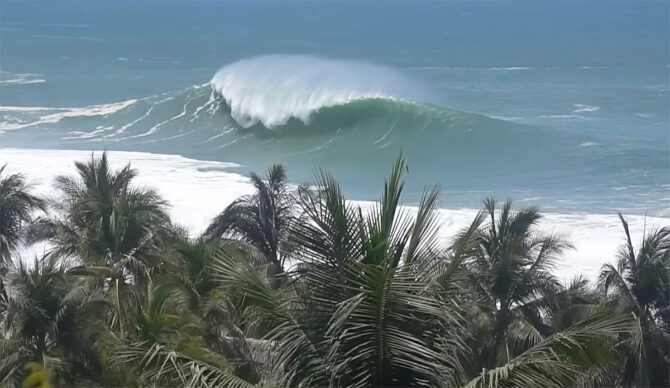 Puerto Escondido wave breaking
