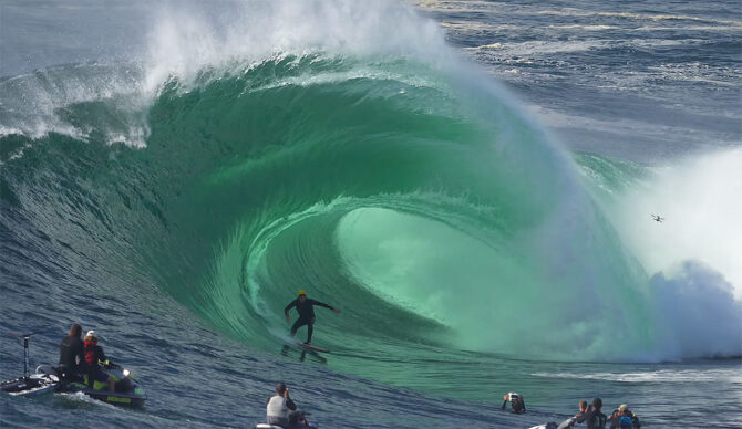 Cape Solander wave with a surfer on it