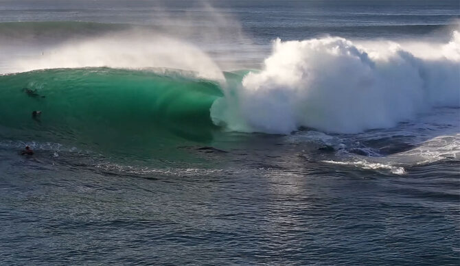 Shark Island waves breaking over shallow reef