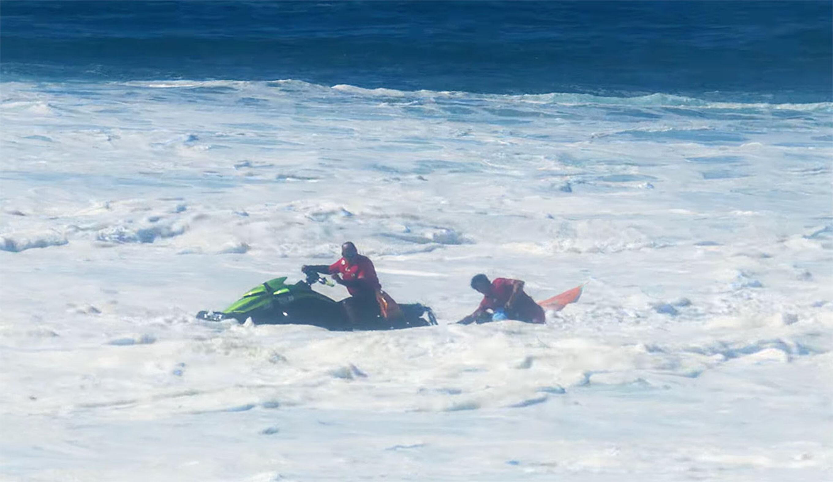Hawaiian Water Patrol rescuing surfer